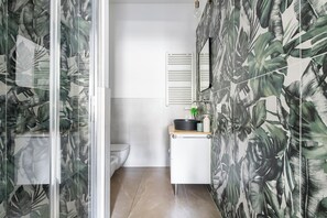Shower, hair dryer, bidet, towels