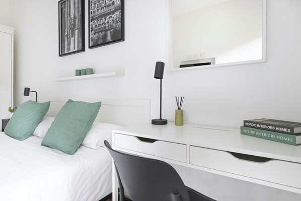 4 bedrooms, iron/ironing board, WiFi, bed sheets