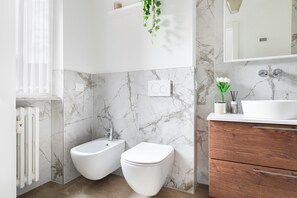 Shower, hair dryer, bidet, towels - Easylife - Wonderful apartment in Porta Venezia area (Milano)