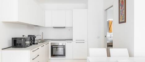 Geladeira, micro-ondas, fogão, cooktop