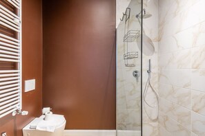 Dusj, hårføner, bidé og håndklær