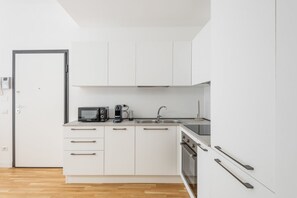 Kühlschrank, Mikrowelle, Ofen, Herdplatte