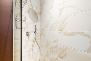 Bruser, hårtørrer, bidet, håndklæder