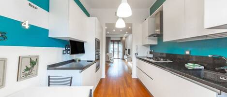 Fridge, oven, stovetop, dishwasher