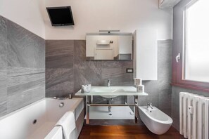 Ducha, secador de pelo, bidet, toallas