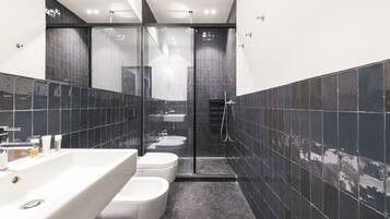 Doccia, asciugacapelli, bidet, asciugamani