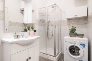 Dusche, Haartrockner, Bidet, Handtücher