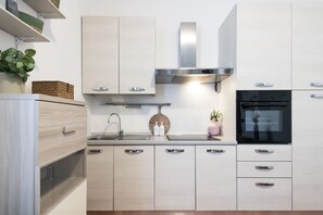 Fridge, oven, stovetop, dishwasher