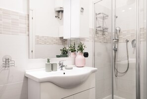 Ducha, secador de pelo, bidet, toallas