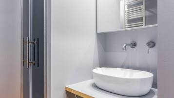 Doccia, asciugacapelli, bidet, asciugamani