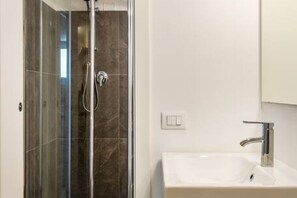 Douche, sèche-cheveux, bidet, serviettes fournies