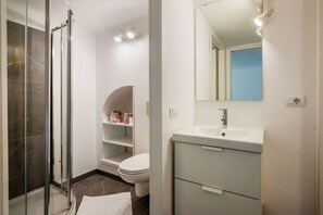 Douche, sèche-cheveux, bidet, serviettes fournies