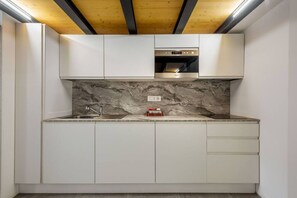 Fridge, microwave, stovetop, dishwasher