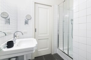 Douche, sĂšche-cheveux, bidet, serviettes fournies