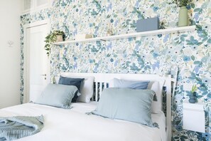 1 bedroom, desk, WiFi, bed sheets