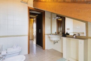 Shower, hair dryer, bidet, towels - Easylife - Exclusive rooftop in S.Babila (Milano)
