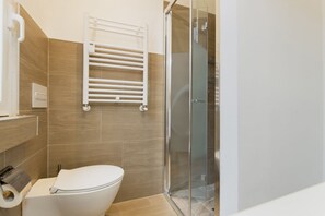 Bruser, bidet, håndklæder