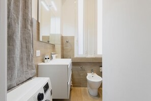 Bruser, bidet, håndklæder