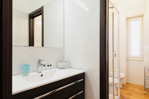 تجهيزات دش، مجففات شعر، مراحيض شطف، مناشف