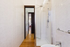 Bruser, hårtørrer, bidet, håndklæder
