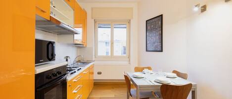 ثلاجة، ميكروويف، فرن، موقد طهي مسطح