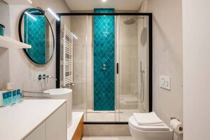 Ducha, secador de pelo, bidet, toallas