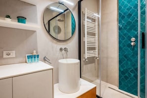 Douche, sĂšche-cheveux, bidet, serviettes fournies