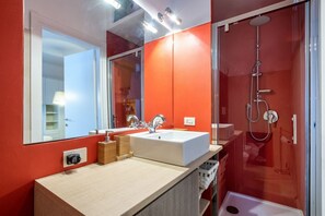 Dusche, Haartrockner, Bidet, Handtücher