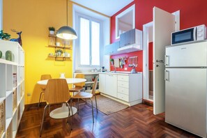 Kühlschrank, Mikrowelle, Herdplatte, Geschirrspüler