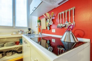 Kühlschrank, Mikrowelle, Herdplatte, Geschirrspüler