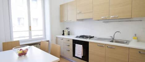 Fridge, oven, stovetop, dishwasher