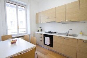 Réfrigérateur, un four, surface de cuisson, lave-vaisselle
