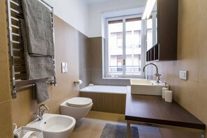 Ducha, secador de pelo y bidé