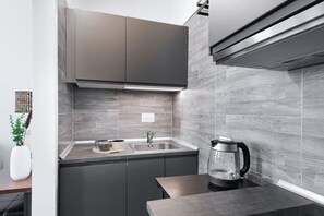 Kjøleskap, ovn, kokeplater og oppvaskmaskin