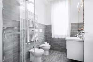 Dusche, Haartrockner, Bidet, Handtücher