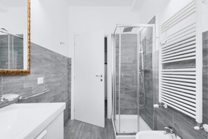 Shower, hair dryer, bidet, towels - Easylife - Modern and bright studio in Repubblica (Milano)
