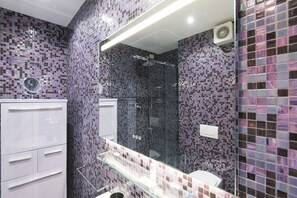 Dusche, Haartrockner, Bidet, Handtücher