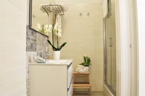 Shower, hair dryer, bidet, towels - Easylife - Comfortable and Relaxing Studio in Solari District. (Milano)