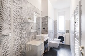 Shower, hair dryer, bidet, towels - Easylife - Peace and Pleasure in Città Studi (Milano)