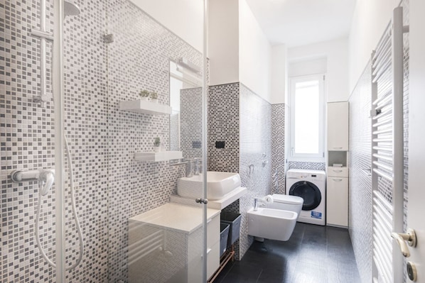 Dusche, Haartrockner, Bidet, Handtücher