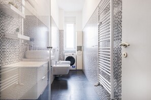 Dusche, Haartrockner, Bidet, Handtücher