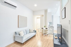 Living area - Easylife-Spacious apartment near the Prada Foundation (Milano)