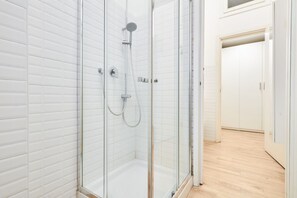 Bruser, hårtørrer, bidet