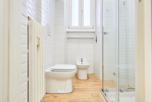 Bruser, hårtørrer, bidet