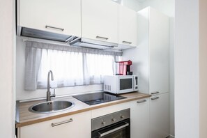 Een koelkast, een magnetron, een oven, een kookplaat