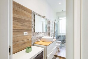 Shower, hair dryer, bidet, towels