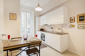 Fridge, stovetop, dishwasher, coffee/tea maker