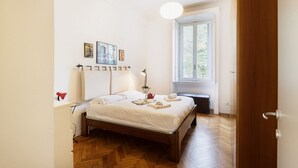 Une chambre à coucher avec un lit, une fenêtre et une porte.