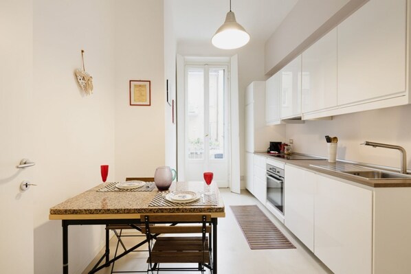 Fridge, stovetop, dishwasher, coffee/tea maker