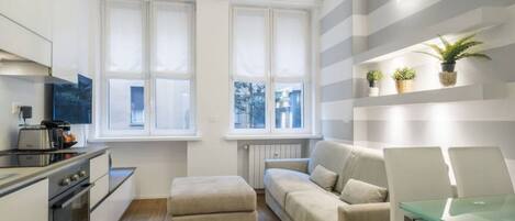 Een koelkast, een magnetron, een oven, een kookplaat